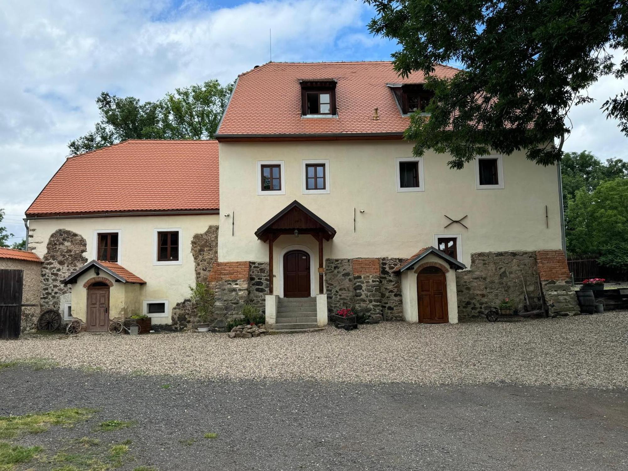 Penzion Tvrz Most Exteriör bild